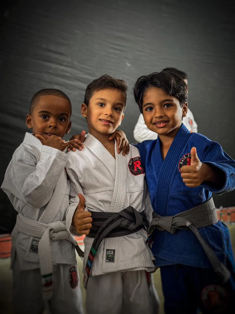 Crianças pequenas de kimono do CT Raiz Jiu-Jitsu 46
